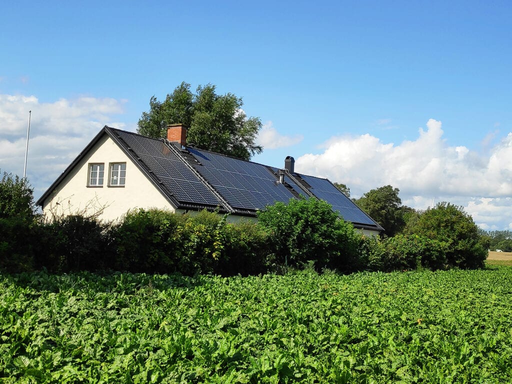 Futura Energi monterade solpaneler utanför Borrby