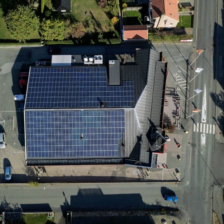 Futura Energi monterade solpaneler på ICA i Kivik