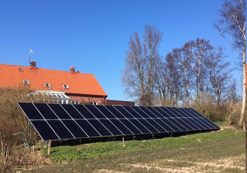 Futura Energi monterade solpaneler som är markmonterade