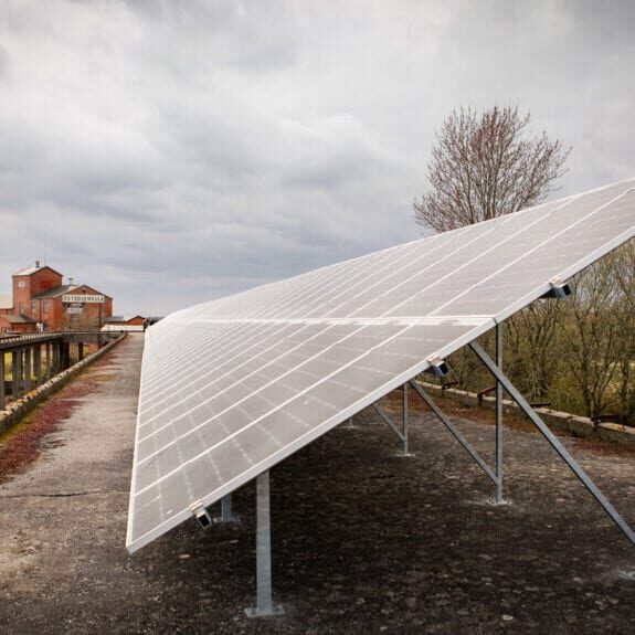 Futura Energi monterade solpaneler på ramp hos Österlenvulk i Gärsnäs som är en våra företag referenser
